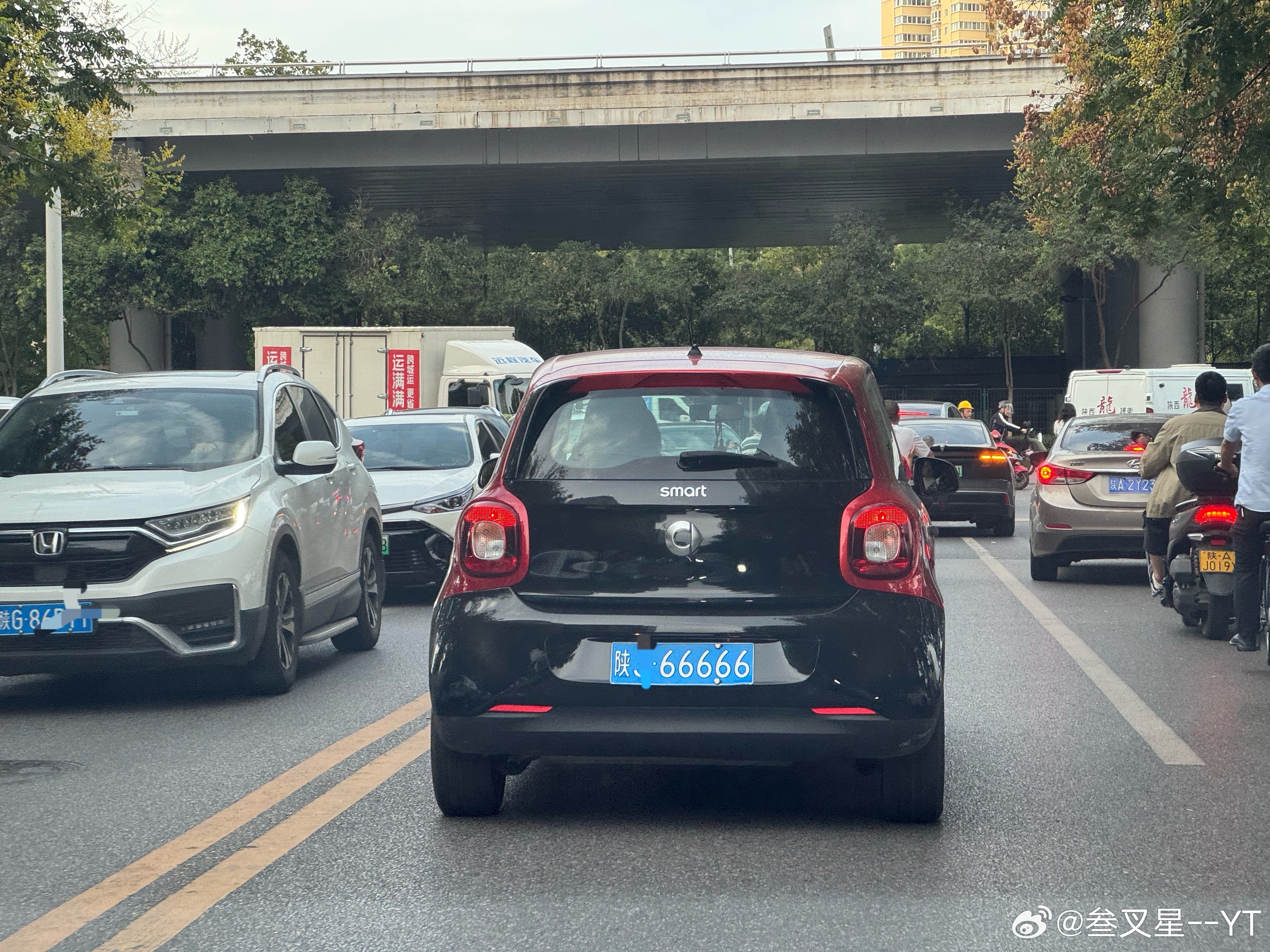 一车亦景[超话]  这牌子硬啊，第一眼还以为我看岔了 ​​​