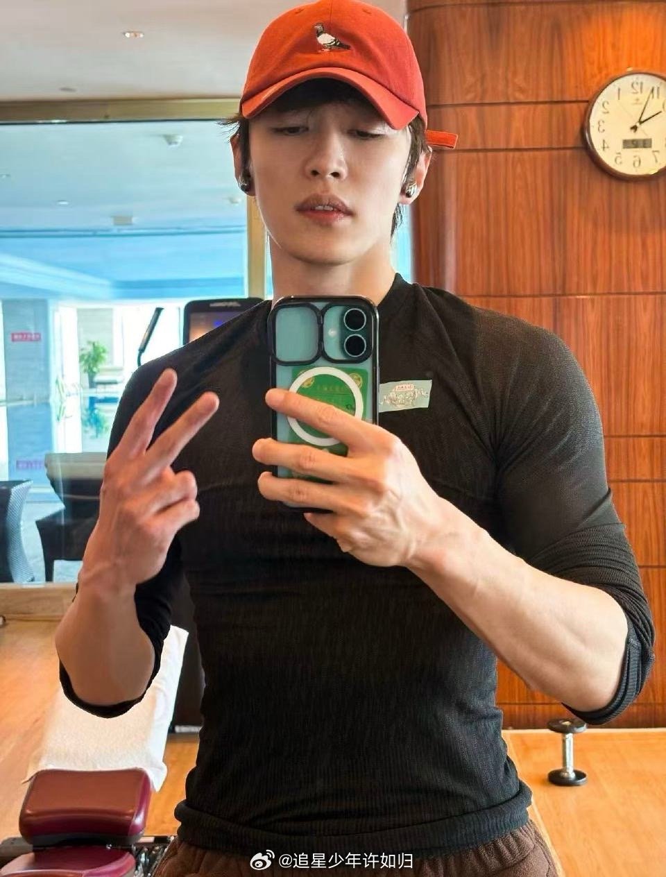 代旭晨跑完被锁家门外风华合伙人 刚晨跑完就被锁门外，代旭站在门口拍门的无奈表情，