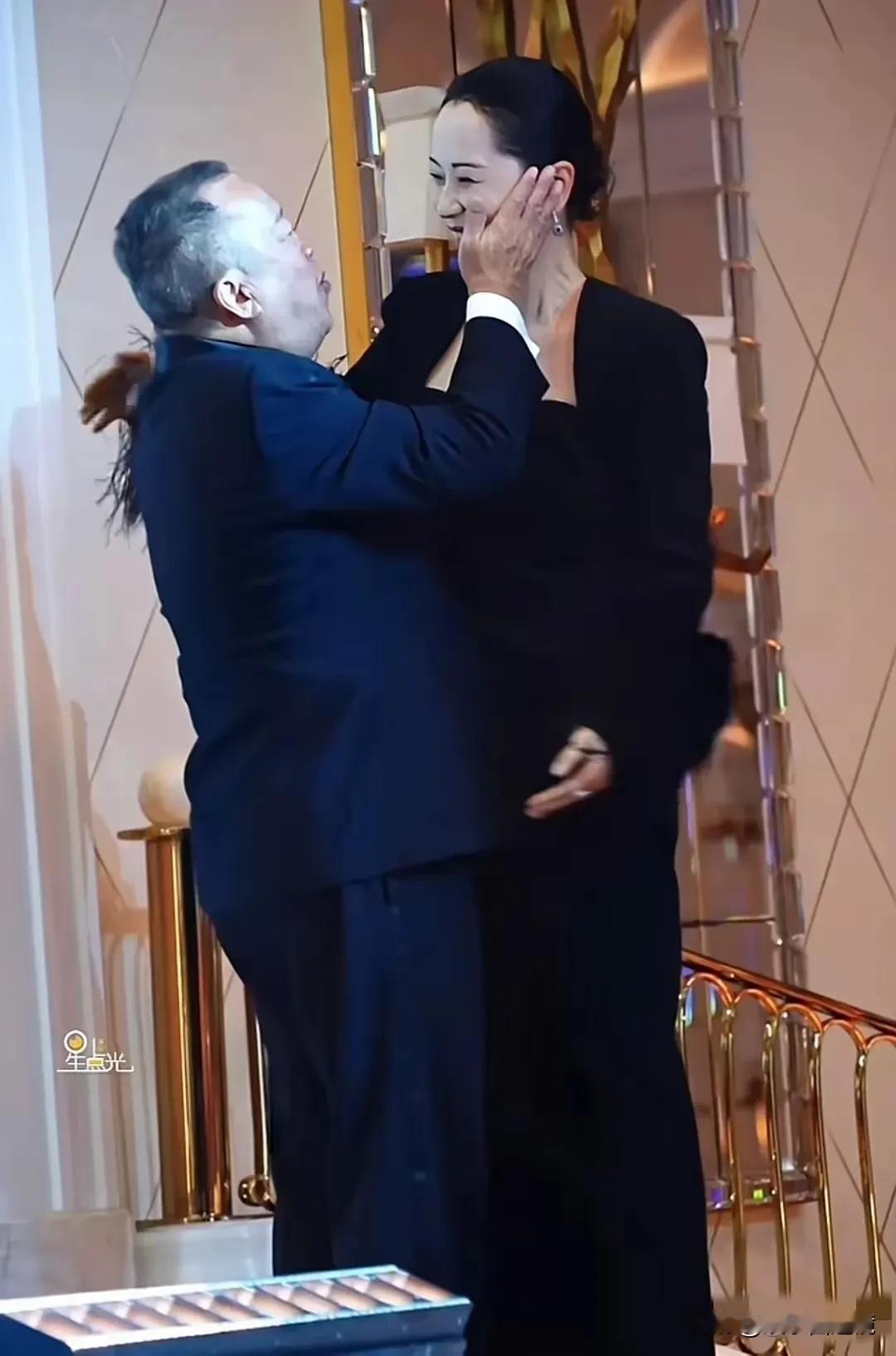 澳门华鼎奖颁奖典礼上，颁奖嘉宾曾志伟竟然摸了女明星的脸。
看他那样子，估计很多人