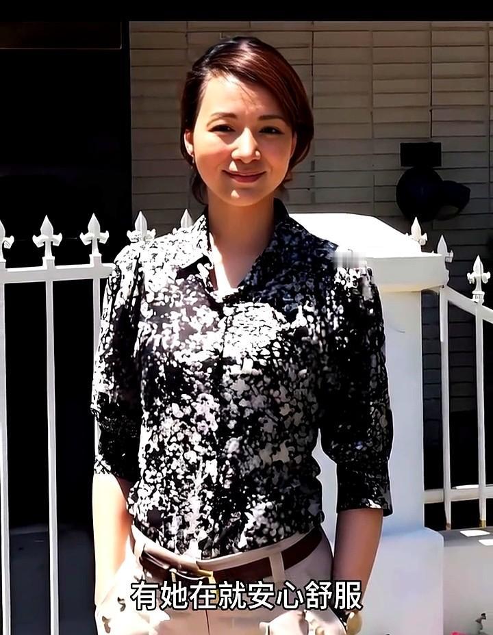 春晚最怕翻车，她却年年稳如老狗

全网都在等一个安心信号

她往台上一站，灯光还