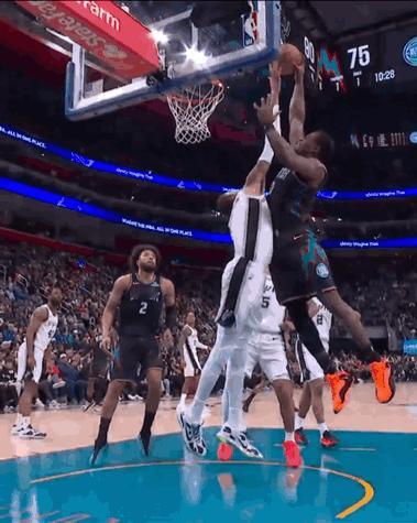 比赛异常激烈，“坏小子军团”没能捍卫主场，马刺略胜一筹，双方上演了精彩而又激烈的