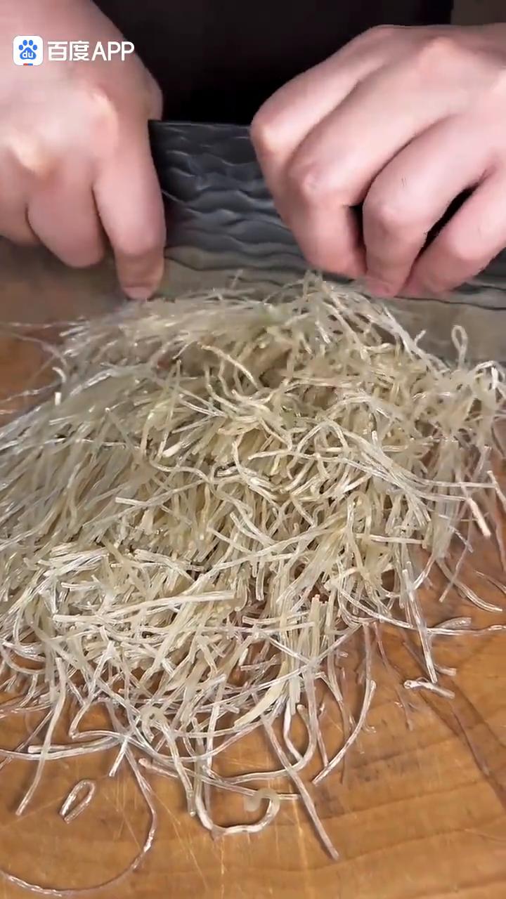 白菜菜馍。
妈，这晌午了吃什么饭？家里还有颗白菜，和点面摊个菜馍吃吃。这白菜菜馍