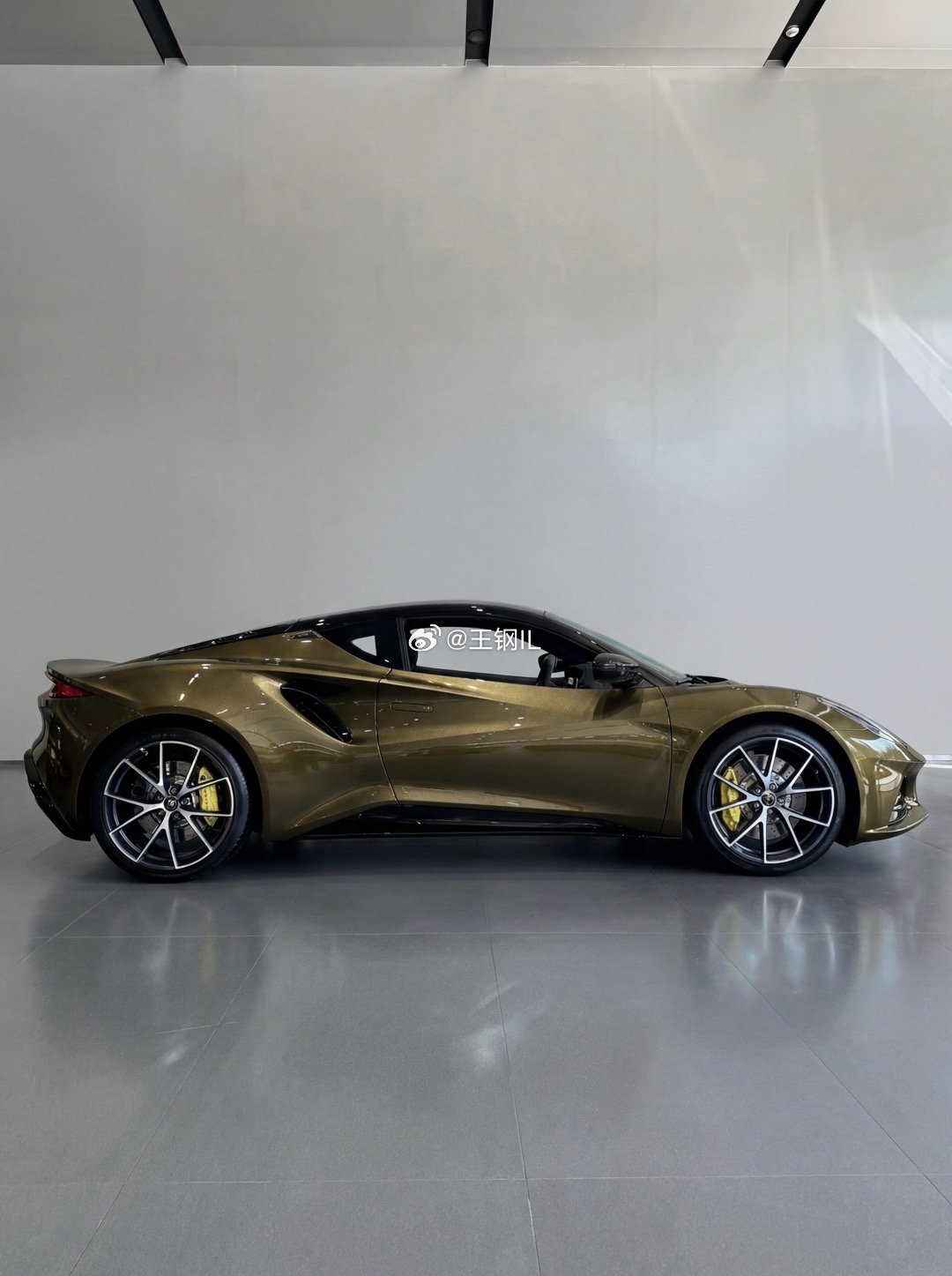 百万以内造型最帅的跑车，当之无愧！这车身线条美观度独一档的帅啊！这个金棕色和路特