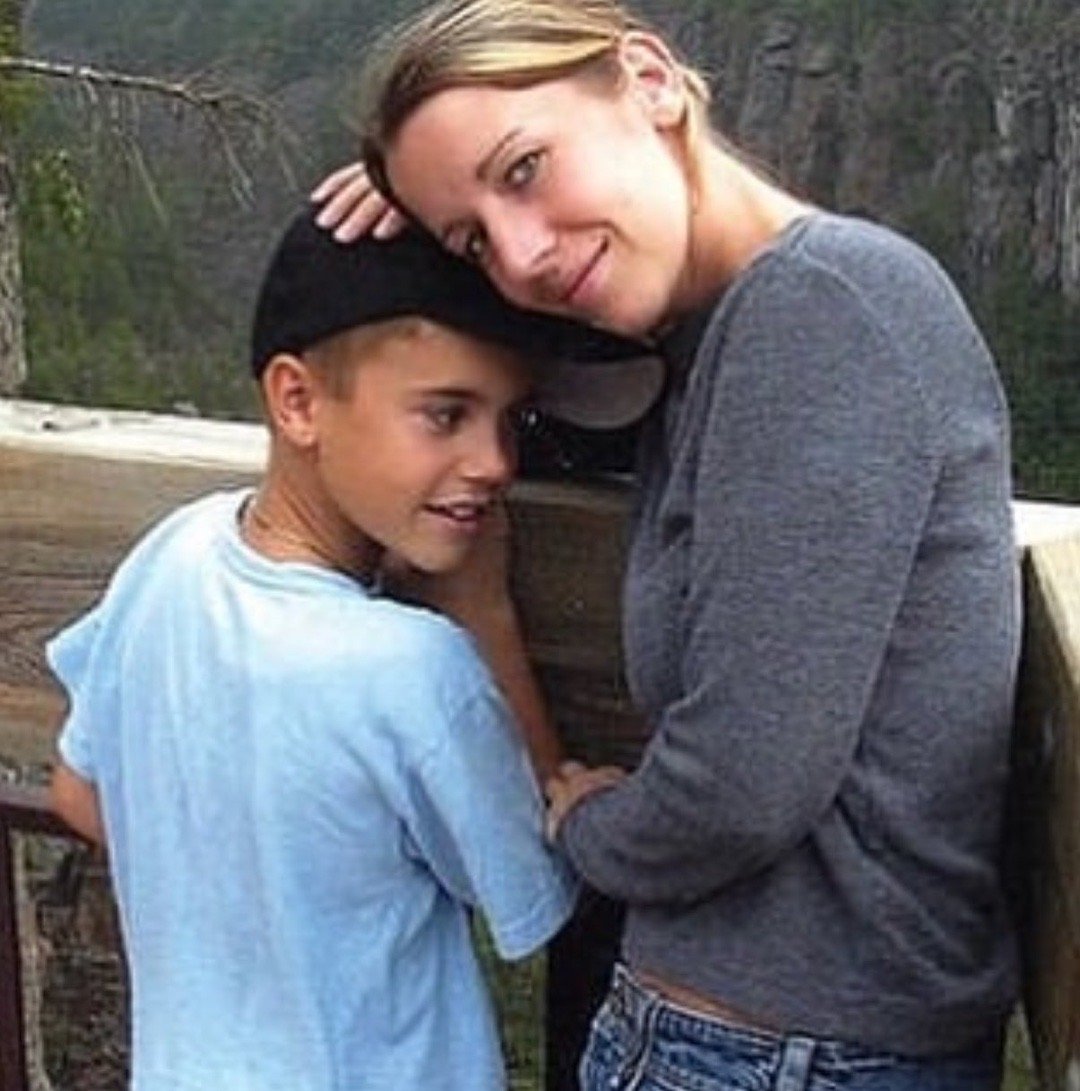 JustinBieber[超话]  • 贾斯汀比伯 老哥祝mama Pattie
