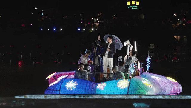 郎朗横琴雨中琴夯爆了海景烟花搭配顶级钢琴演奏，这场户外古典演奏会质感拉满！郎朗以