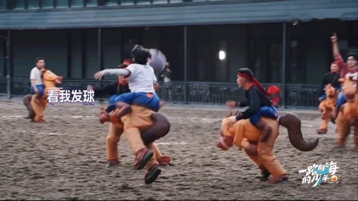 苏新皓发球假动作苏新皓假动作骗过摄像一路向海的少年 看苏新皓发球假动作，摄像镜头