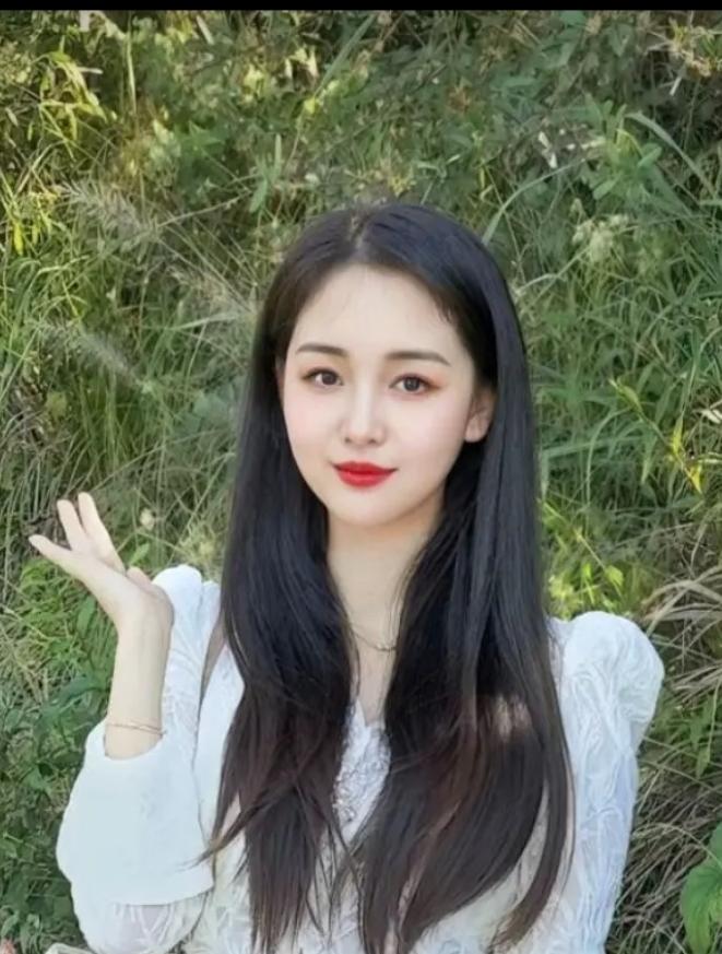 红妆美人倚芳草，笑语盈盈意自娇。