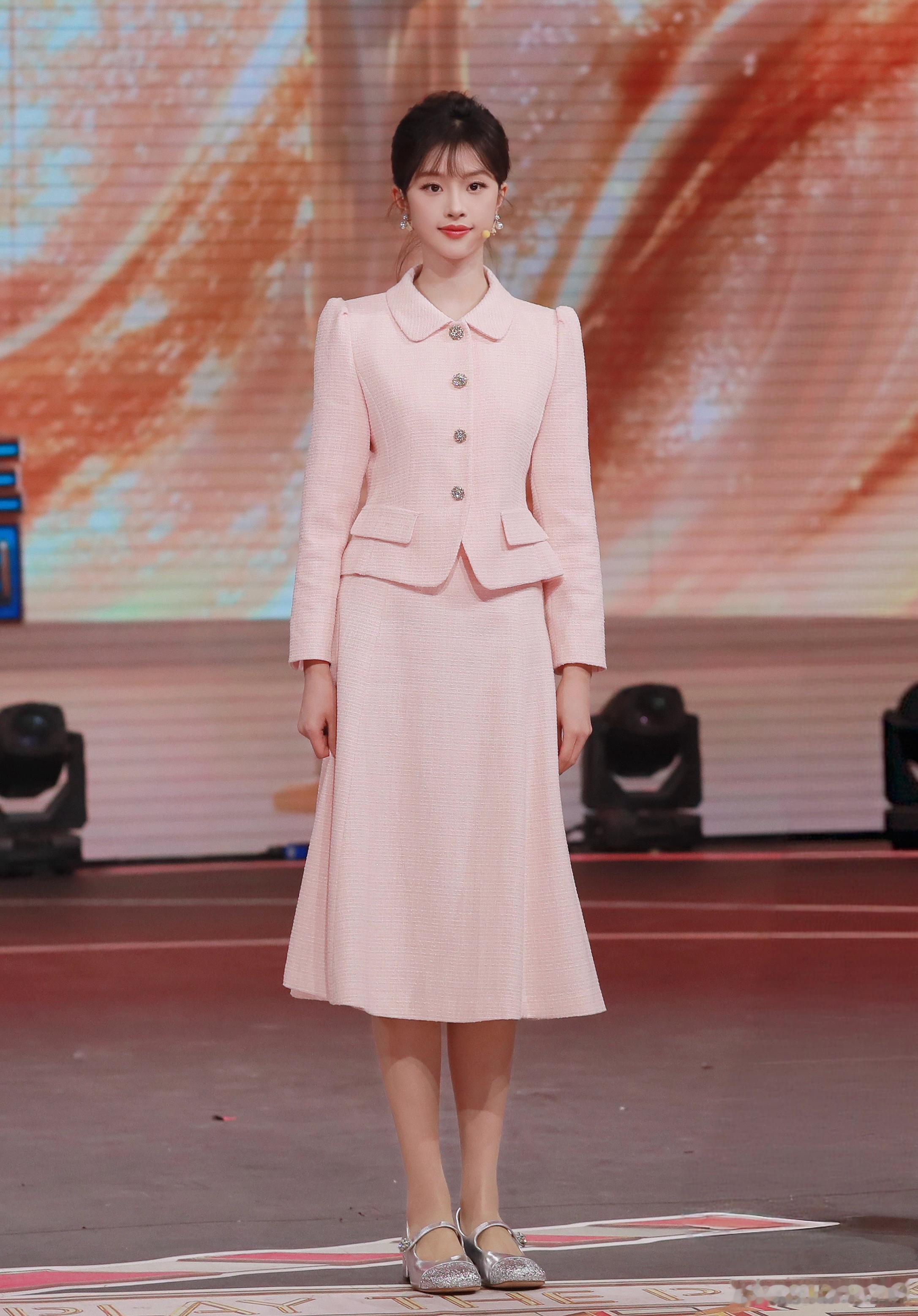 钟雯冠看得见风景的窗钟雯冠标杆中剧首播封神！CVB日榜第一实力出圈，钟雯冠饰演的