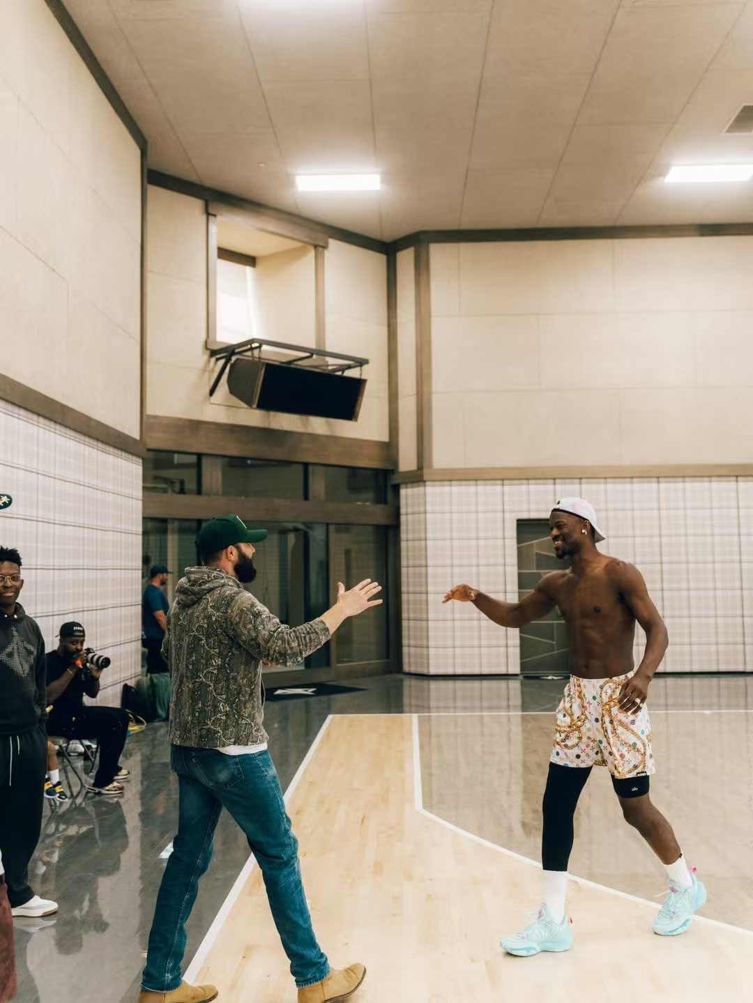 勇士超燃的比赛 巴特勒也是到场见证了 穿着All Around白黑配色李宁JB系