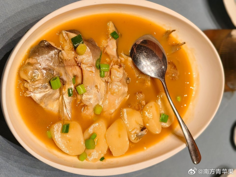 中午去了“宁海食府”，三位老人顺便车游长安街，看了天安门，大家都很开心。苹尝味道