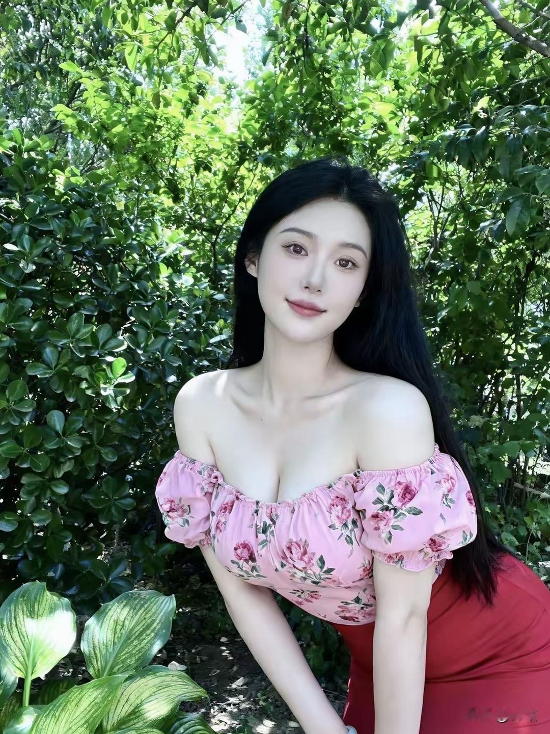 美图欣赏，看图写诗

《林光里的粉裙》
 
绿树荫浓日半斜，
粉衫轻卷带香纱。