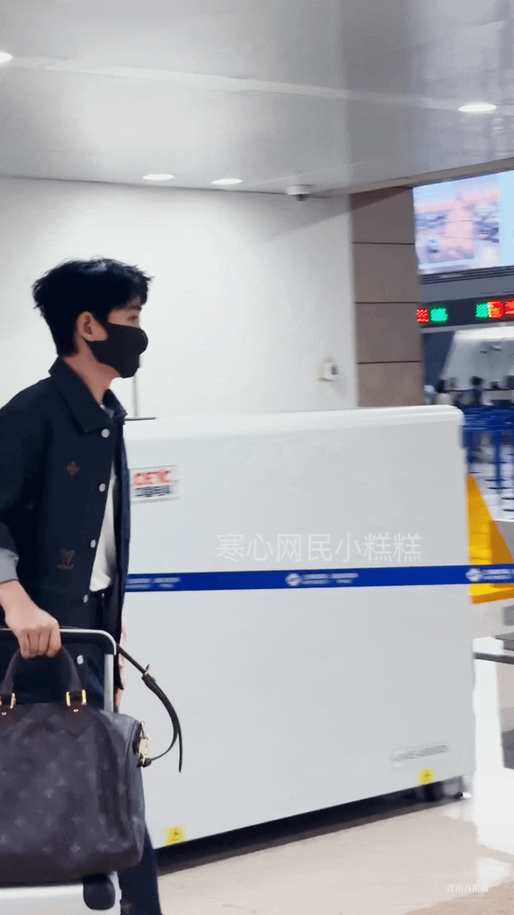 朱一龙 × 巴黎男装周 我们影帝出发啦！路易威登品牌代言人朱一龙身穿牛仔套装亮相