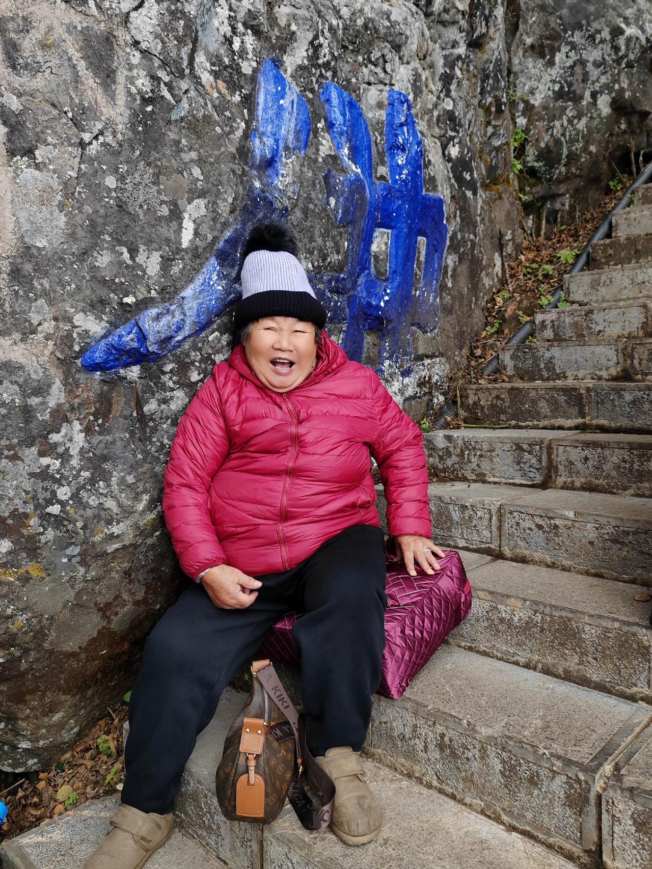 皓首童心，步履所至，皆是净土；孝心护持，所行之路，遍洒暖阳。老母亲 宣传正能量 