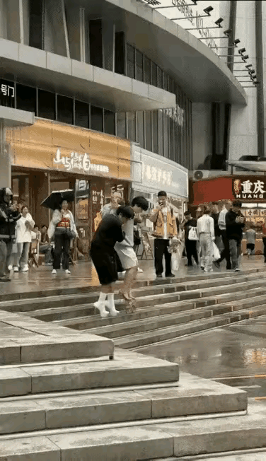 这两个孩子，妥妥的养废了，如果是我的儿子，我非得把他的腿打断了，免得让他到外面丢