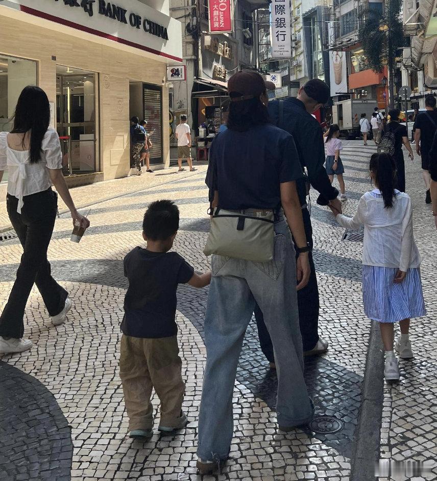 #澳门偶遇朱丹周一围一家##澳门偶遇朱丹周一围一家四口# 澳门偶遇朱丹周一围一家
