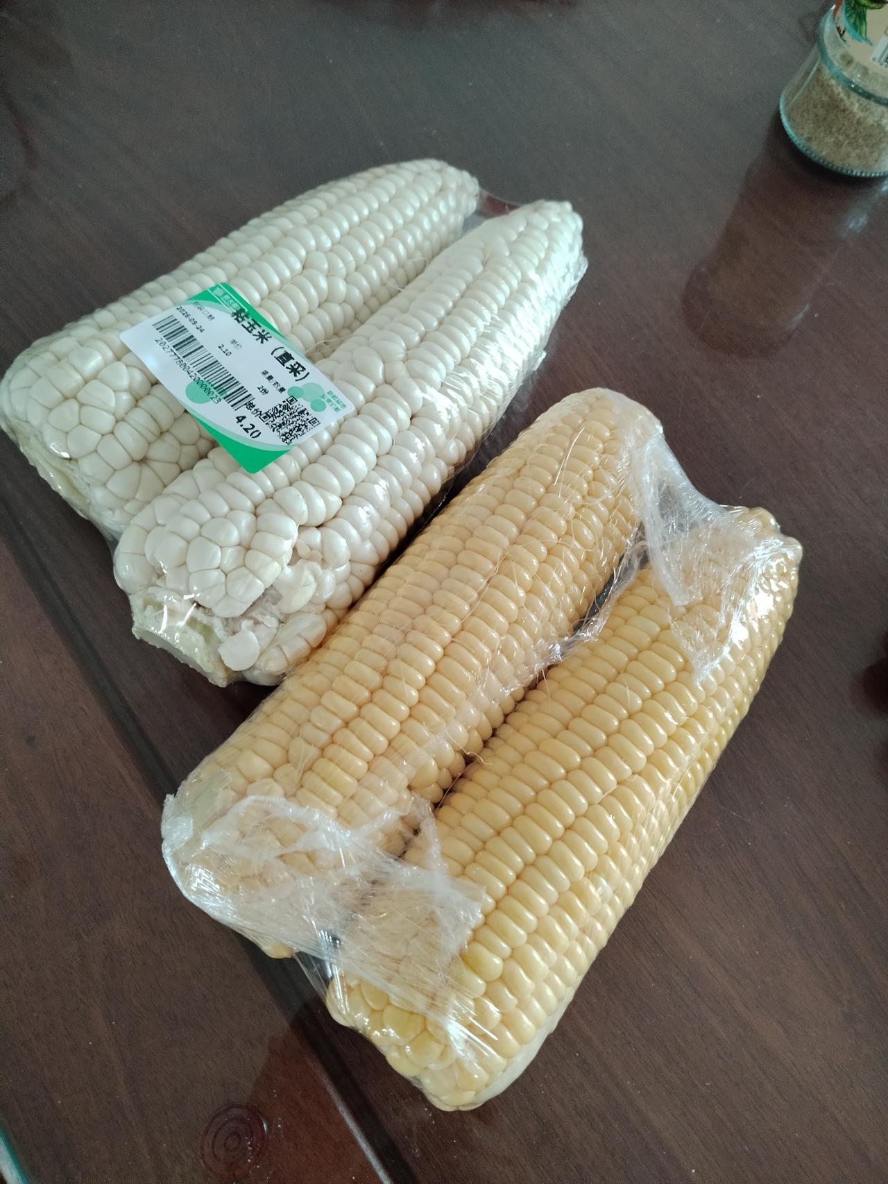 今早我去胜大超市中心店（玉景花园店）选购了四根玉米，分两组各两根，分别是水果玉米