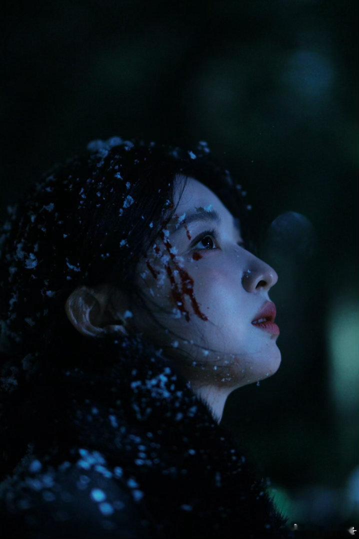 王楚然任素素伤妆王楚然雪地战损妆风雪见证任素素的蜕变，雪地战损镜头成为经典。伤痕