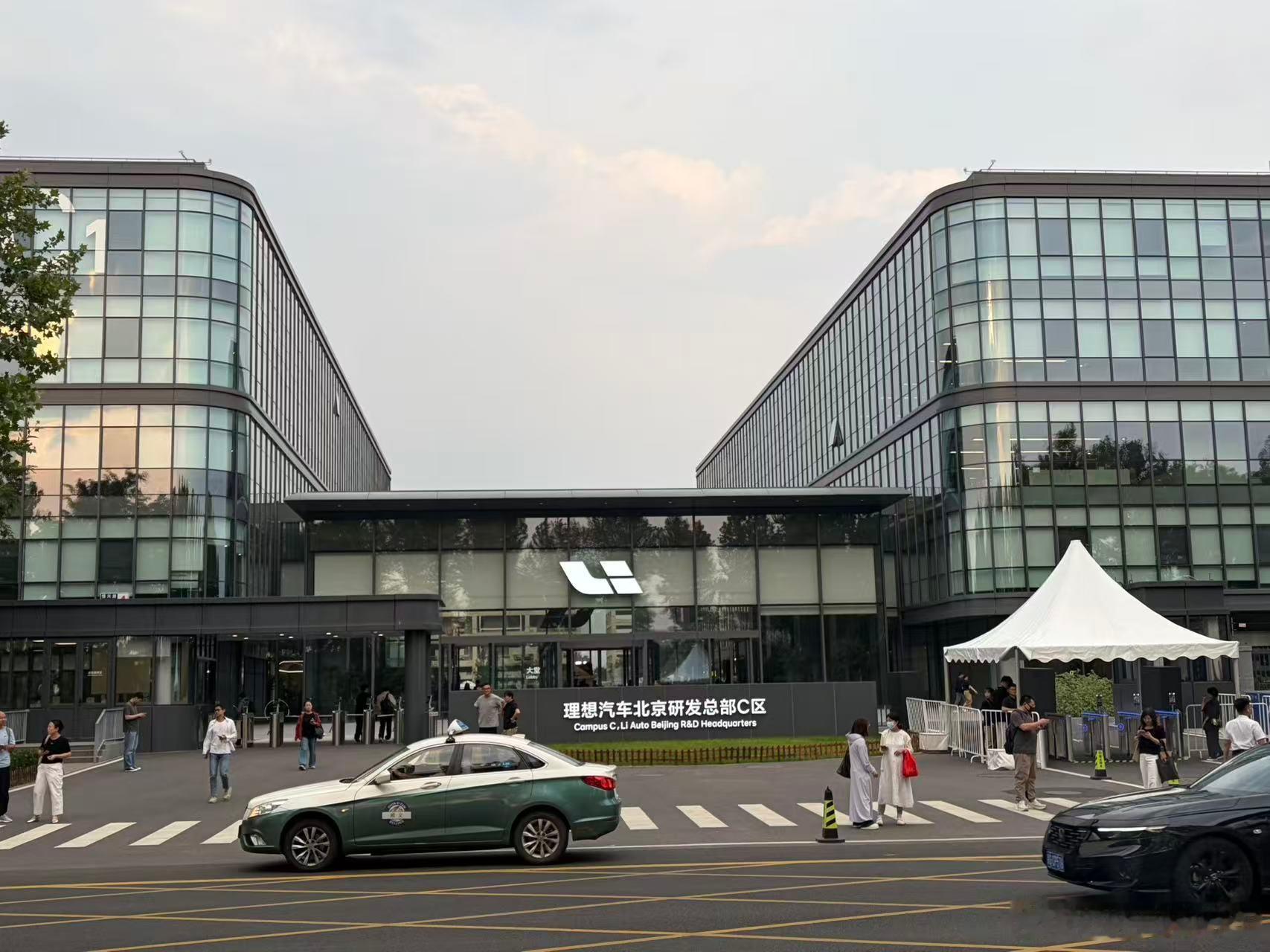 全新理想 L8 发布会看完直接心动！六座转原生五座旗舰，35.98 万起拿下全套