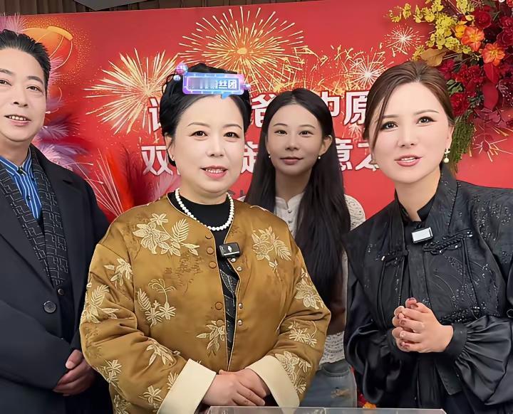 许妈姚爸携手妮妮今天上午八点多开启新一次直播促销，直播间人气依旧火热。
 
多款