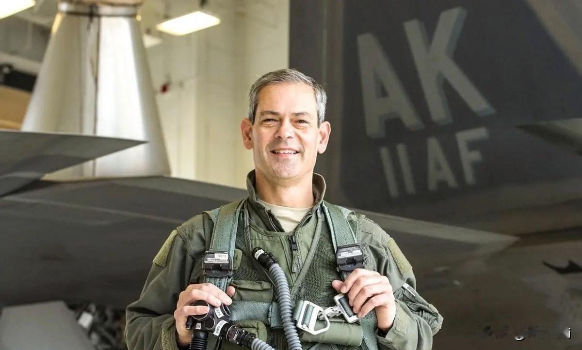 美军前司令退休后吐真言：空运能力撑不起“决战”野心

2026年2月23日，曾叫