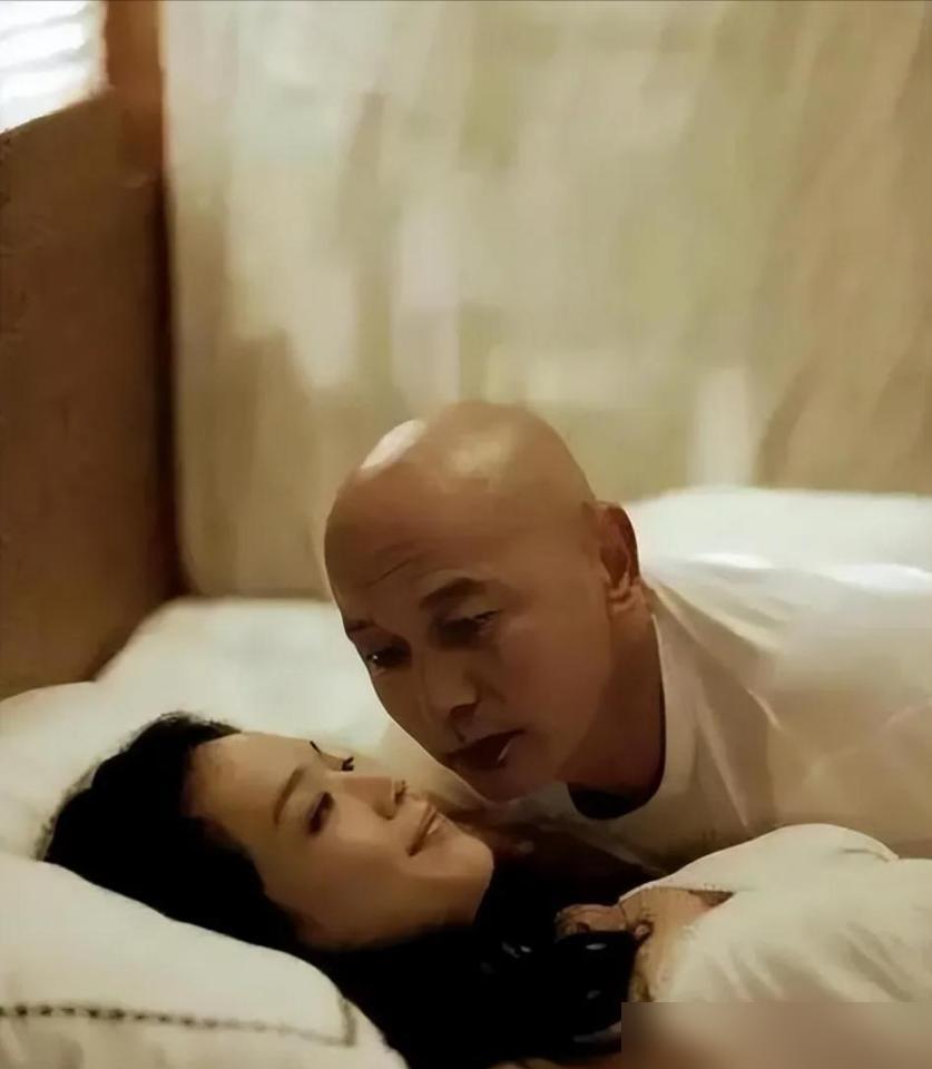 冯小刚把剧本往桌上一扔，脸拉得老长，非要葛优跟舒淇拍吻戏。51岁的葛优当场黑脸，