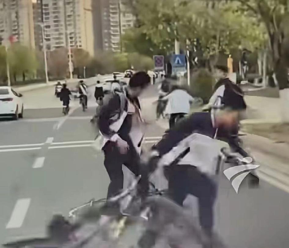 一夜之间，这个孩子火遍全网！网友：“刚开始没看懂，看懂后疯狂点赞！”前方骑车同学