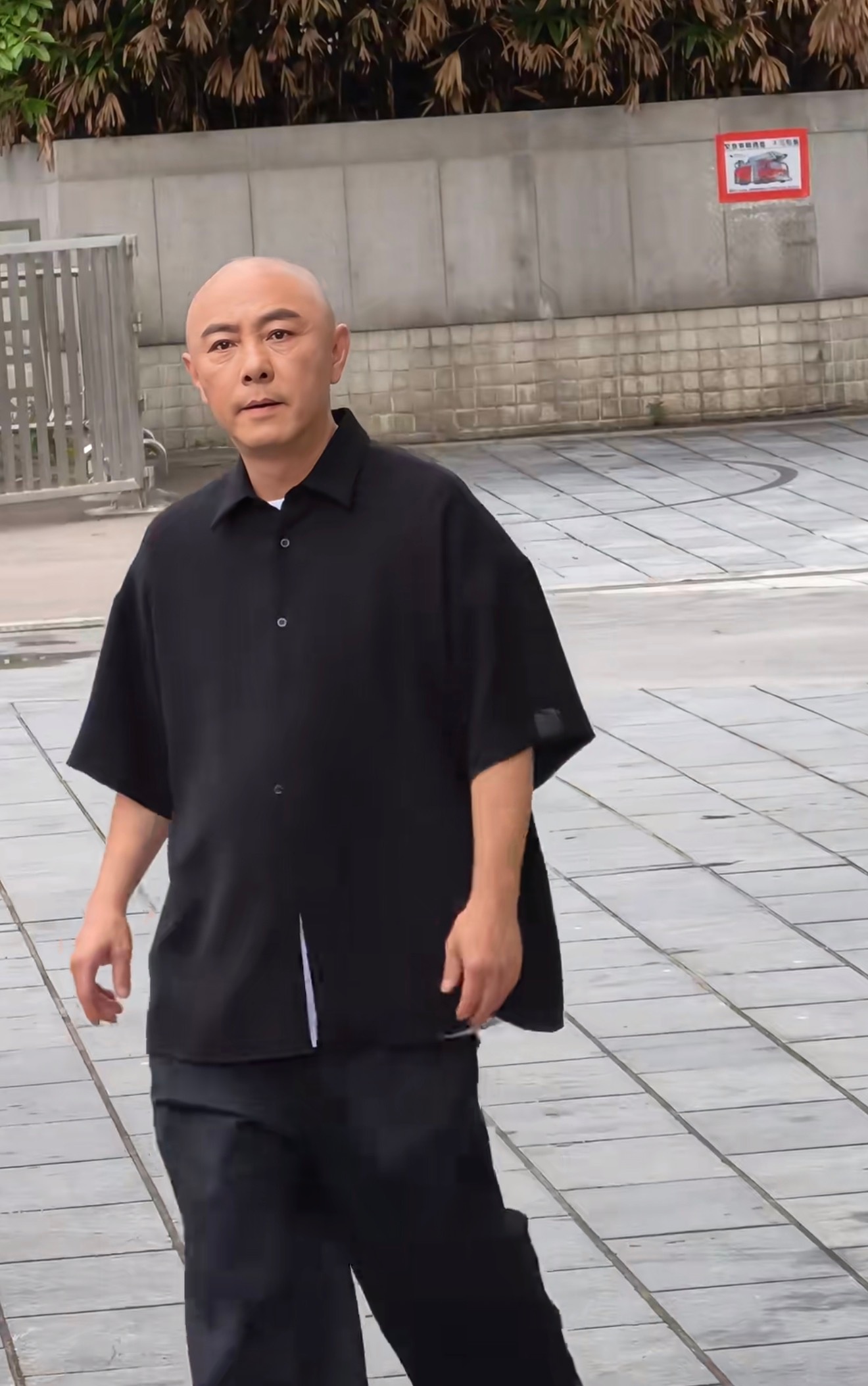 61岁张卫健这状态真好，依旧幽默搞笑，还给粉丝飞吻打招呼！ 