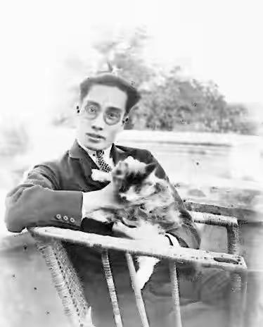 1977年乌江畔，当我军清理河道时，一块生锈的怀表从淤泥中露出，表盖上 “徐恩曾