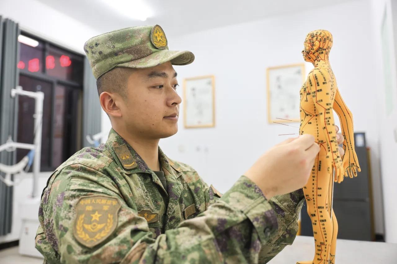 梁邦世，山东菏泽人，2022年3月入伍，中士军衔，现为集团军某旅卫生连战士，精通