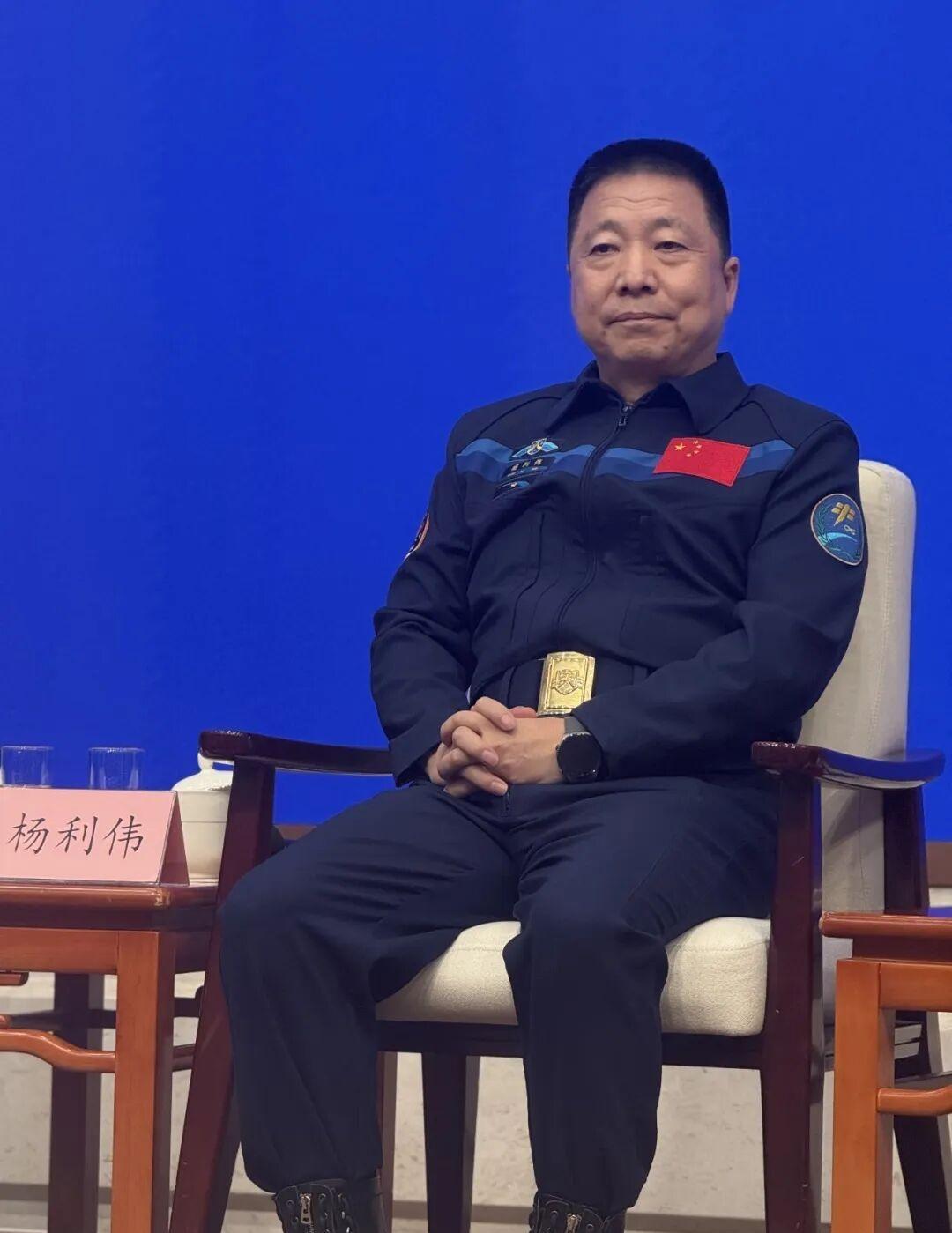 这是首次官宣吧，杨利伟介绍，去年10月已与第一批航天员正式停航航天风暴 ​​​