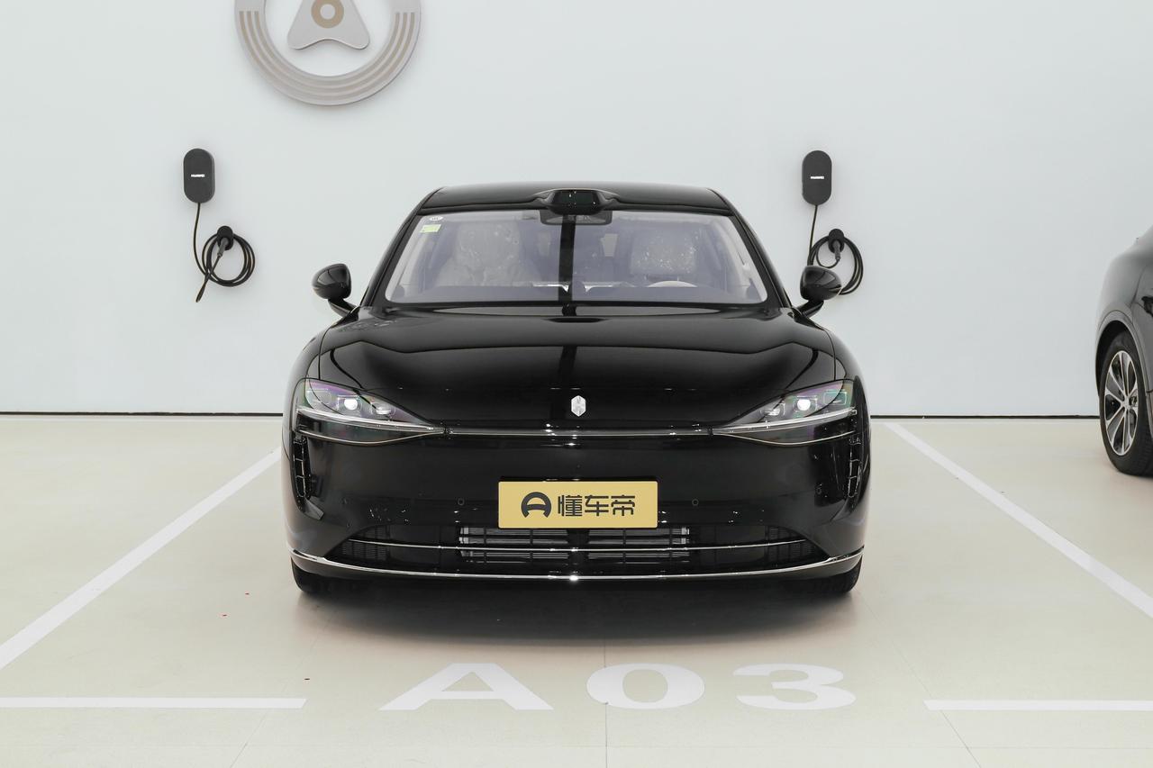 青岛到新疆开了8000公里，享界S9T增程版没趴窝，也没找充电桩。
37天，俩大