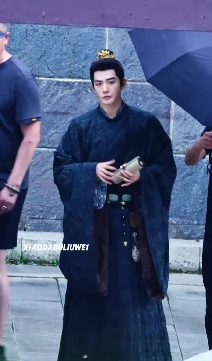 邓为今天风月不相关官服金冠路透 ​​​