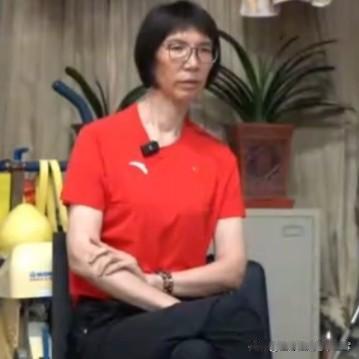 国手母亲王福英，托举余嘉豪的篮球梦，余嘉豪的成功，离不开母亲王福英。
身为前女篮