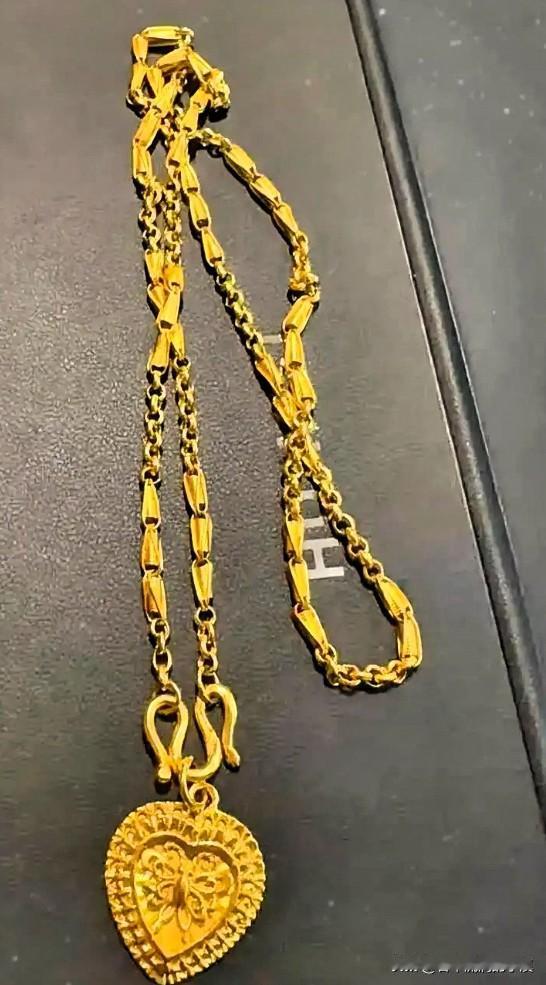 前几天我咬牙把戴了五年的金项链卖了，
结果被现实狠狠打了一巴掌，
我把戴了五年的