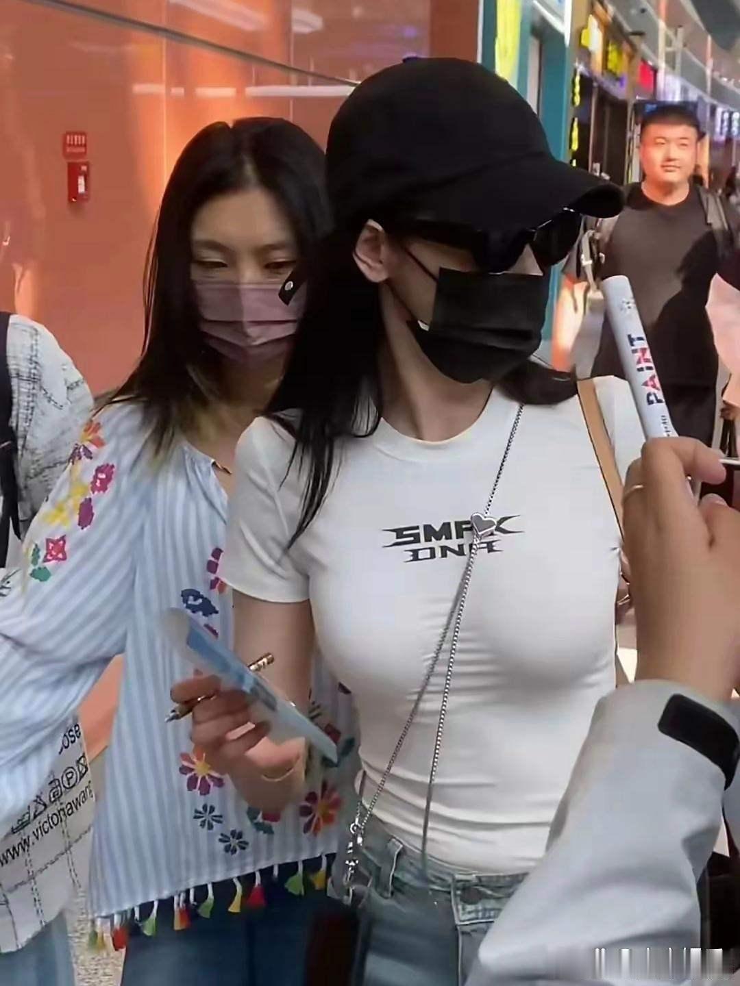 张天爱机场生图杀疯！紧身上衣勒出S曲线，口罩难遮清冷感，签名互动超温柔，身材性感