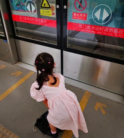 “老师可不背这个锅！”陕西西安，一女子带着女儿坐地铁，直接来到大学生身边，用命令