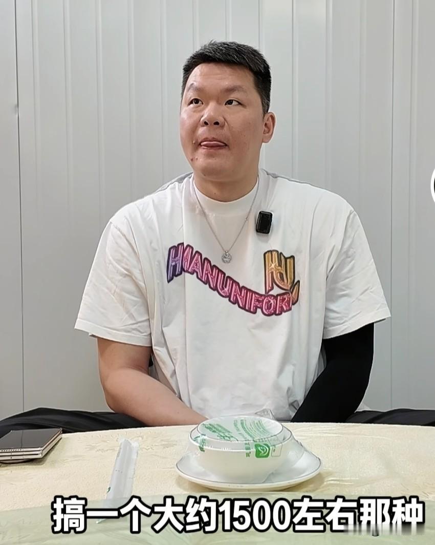 “弟兄们，来看一个球队总经理下班后唯一的快乐！”以前是快乐为了喝酒，现在是喝酒为