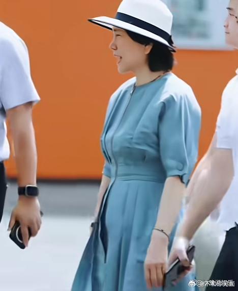 72岁董明珠现身成都太古里，一身蓝连衣裙搭配休闲鞋，状态气质出众看着仅五十岁，不