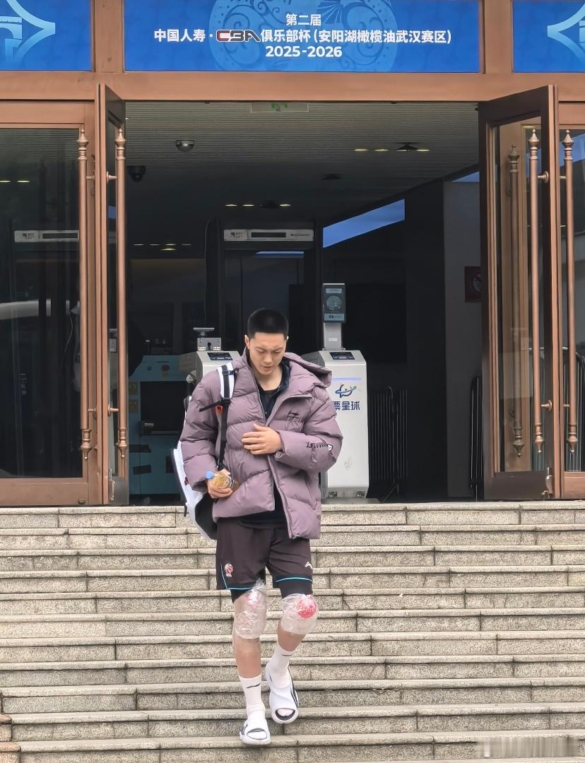 广东队结束上午训练，出来看到胡明轩双膝敷着冰袋，好好养伤，期待满血回归！ 