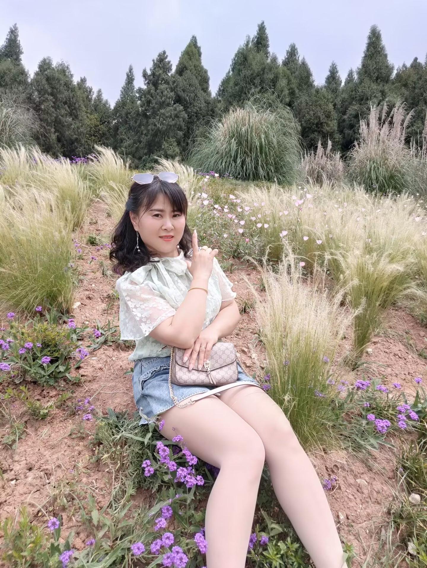 联系成了打扰，付出成了犯贱，真心成了多余。渐渐的，你也不再是原来的你，我也不再是原来的我。纵有万般不舍，但也万般无奈…