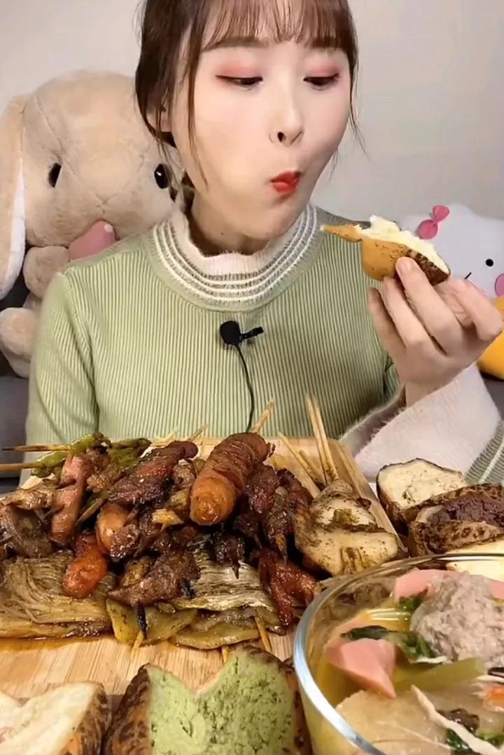 美食佳肴香气浓，佳人相伴共品尝。#美食也是修养# #美食在人间。# #美食的魅力