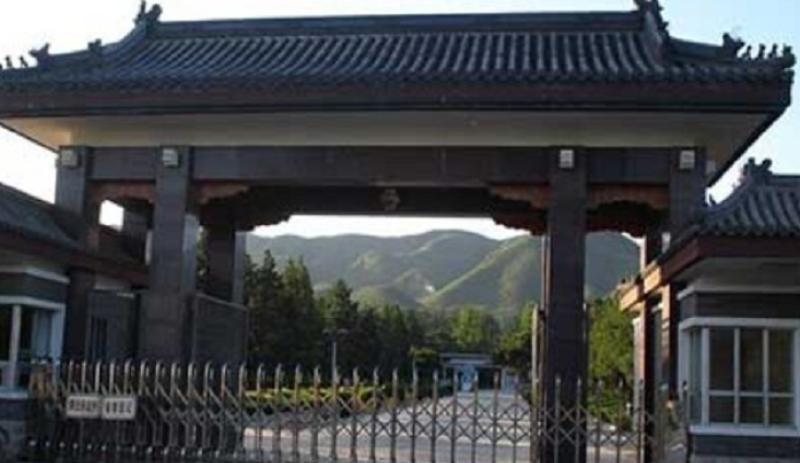据战犯沈醉回忆，秦城监狱审讯室里面的凳子和一般的凳子比起来，是有着不一样的讲究。