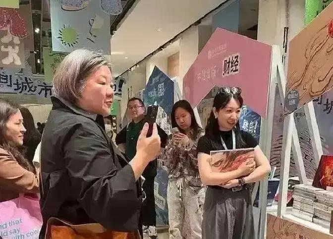 16年只约一家火锅店
 
张燕儿和洪晃第一次谈合作，就在东四那家裕德孚。铜锅一滚