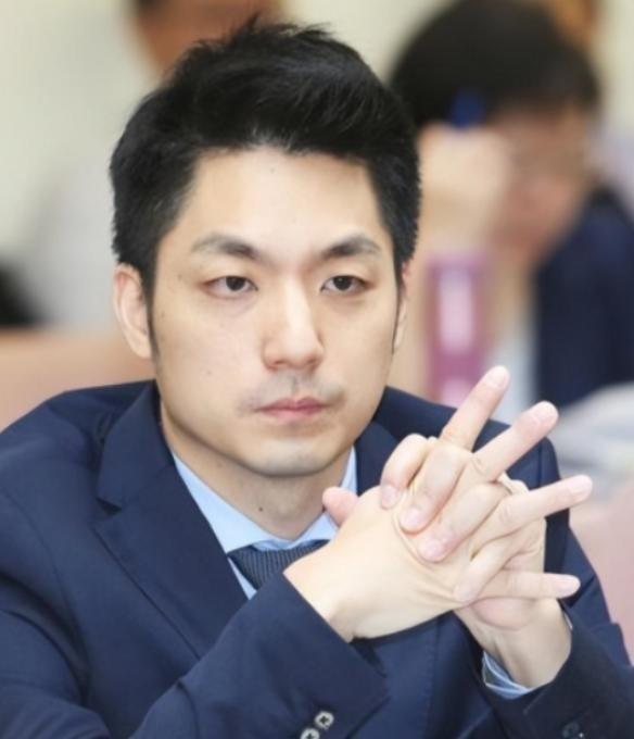 台北市市长、蒋介石的曾孙蒋万安直接把话说死了！他当着媒体的面斩钉截铁地说，自己绝