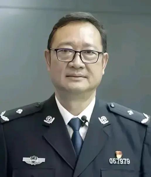 香港回归中英防务交接指挥官谭善爱，2005，转业至深圳宝安公安分局担任民警，4次