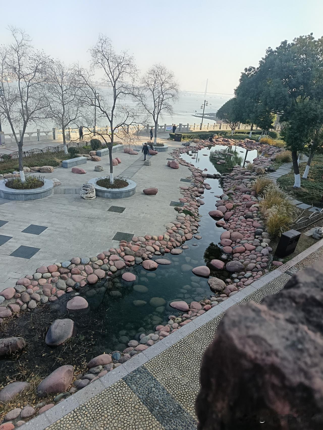 笔已断，纸也乱，墨池枯涸孤夜烦
叶也枯，枝也折，独立风中光秃秃