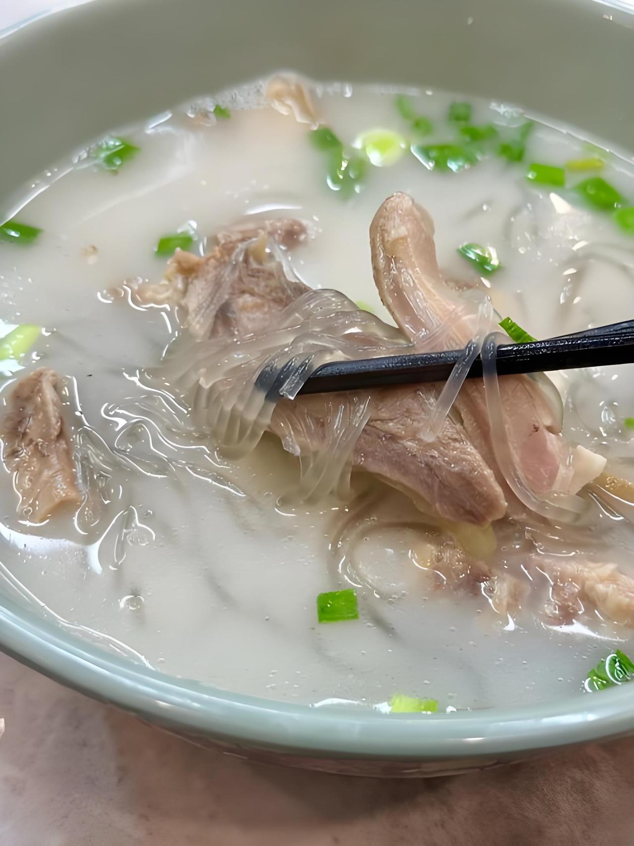 冬季美食，那可太让人满足了。我首推小鸡炖蘑菇，鸡肉酥软脱骨，筷子一夹就散，咬一口