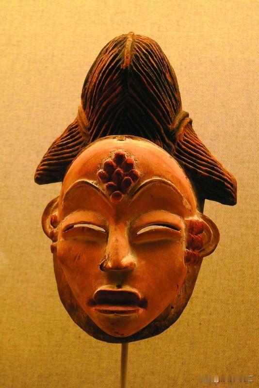 非洲女性（黑人）的皮肤确实有很多人夸好。从外观上看，她们的皮肤紧致有光泽，弹性十