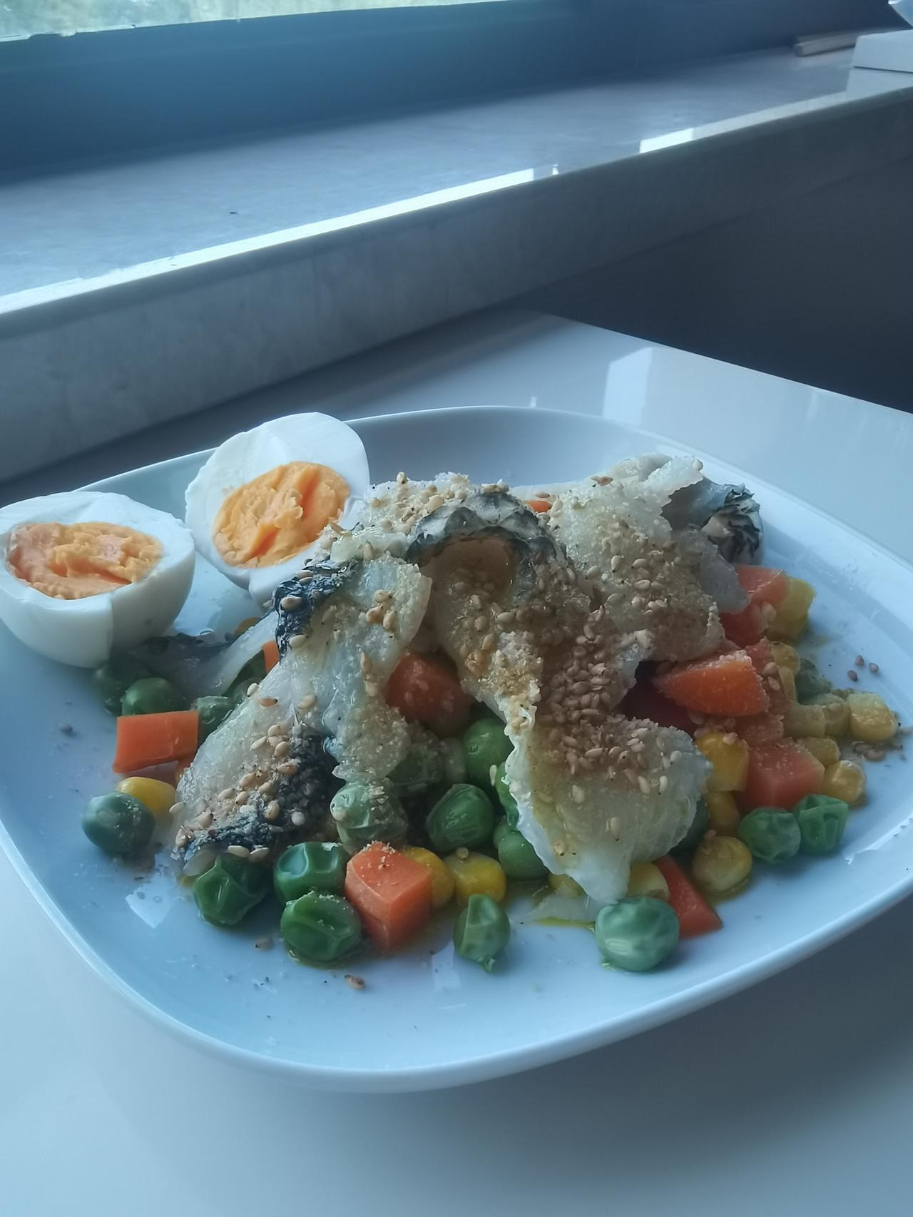 星期五，早餐打卡。

玉米青豆胡萝卜丁拌黑鱼片、白煮蛋、牛奶咖啡、半片吐司抹罗勒