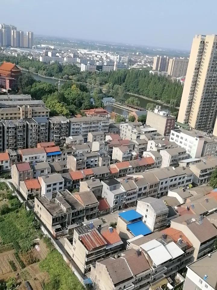 不仅温度高，而且热的时间很长久，从6月份开始高温，至少要热两个多月。
这两个多月